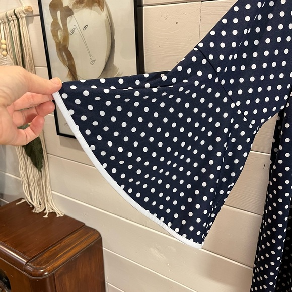 💙 LAURA PLUS – Navy Polka Dot V-Neck Top size 2X - Picture 3 of 8